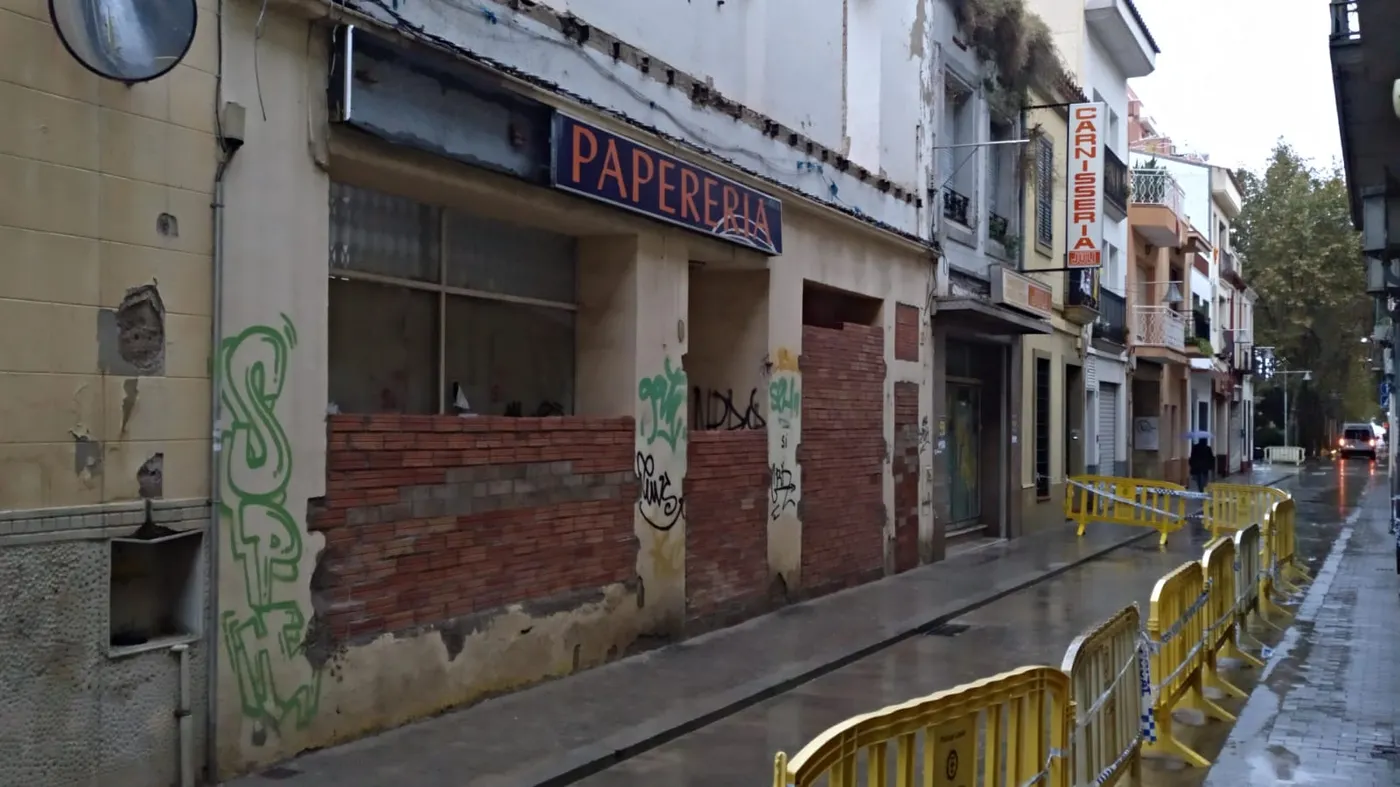 L'estat de l'edifici ensorrat parcialment al carrer de Mar es debat al darrer ple municipal