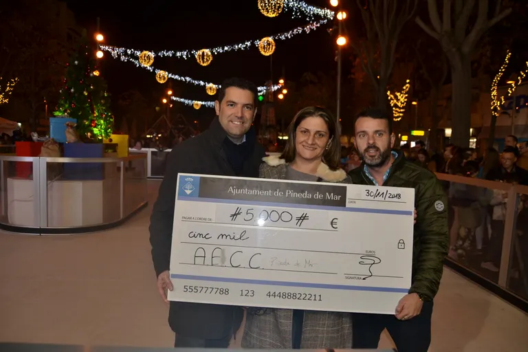 L'Ajuntament de Pineda entrega 5000 a l'Associació de Lluita contra el Càncer