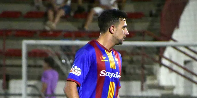 Dues errades en defensa seguides aboquen el CF Caldes a la derrota a Castellar (2-0)