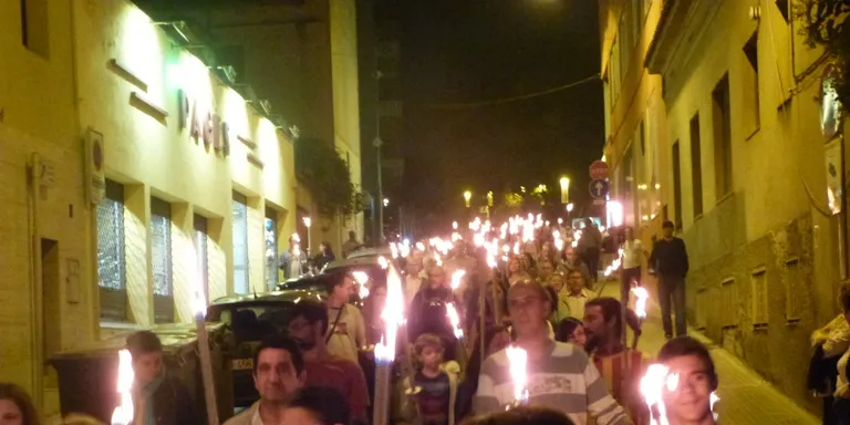 Òmnium Rubí fa desfilar 300 torxes per la prediada