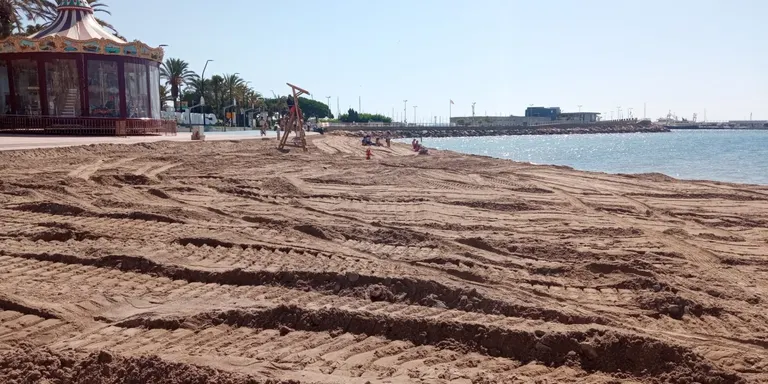 Les platges de Cambrils ja tenen tota la sorra que havia desaparegut durant els temporals