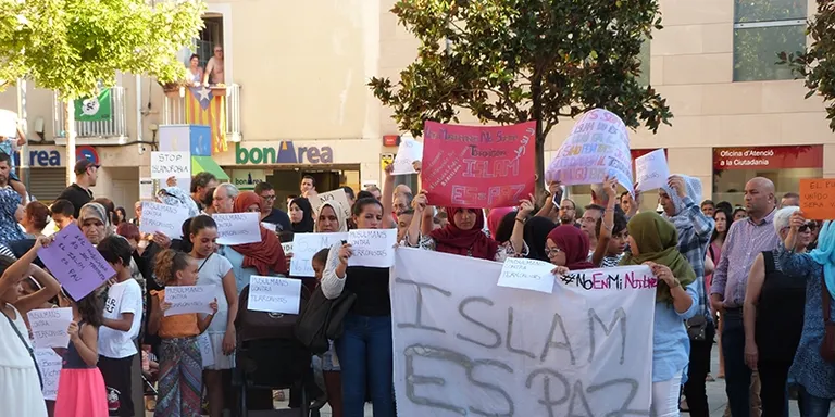 La comunitat musulmana es manifesta davant l'Ajuntament per rebutjar els atemptats