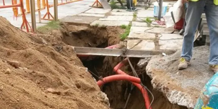 Continuen les obres a la riera i carrers d'Arenys de Mar