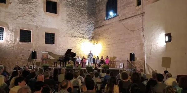 La 26a Nit de Piano i Poemes d’Altafulla tornarà a omplir la plaça de l’Església de música i poesia aquest diumenge
