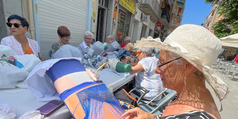 "Les puntes de coixí no es poden perdre". Èxit de la 25ena Trobada de Puntaires de Pineda