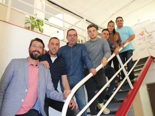 Jesús García (a dalt de tot amb polo blau) va presentar a Ràdio Rubí la seva candidatura / Arxiu