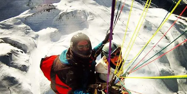 Una selfi des d'un parapent biplaça sobrevolant Boí Taüll Resort guanya el concurs 'On la neu és més que neu'