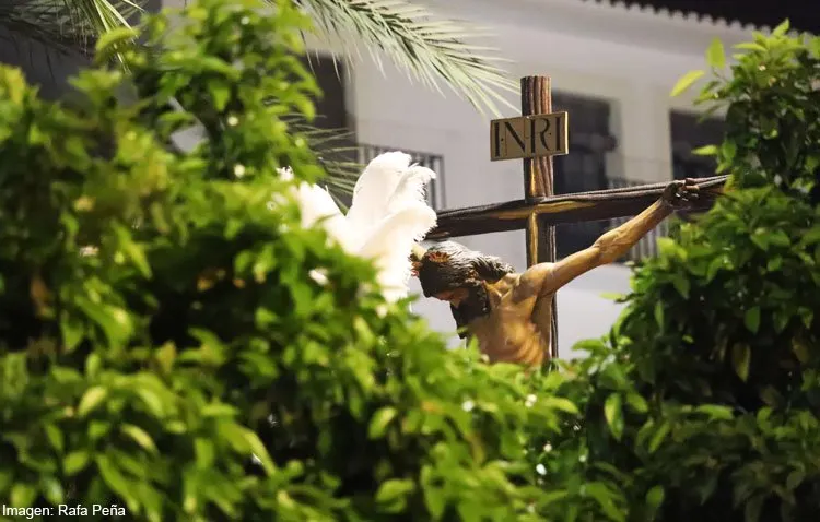 La hermandad de los Estudiantes, el delegado diocesano de Medios de Comunicación y la cruz de la calle Abades, en ‘Semana Santa en la Campiña’