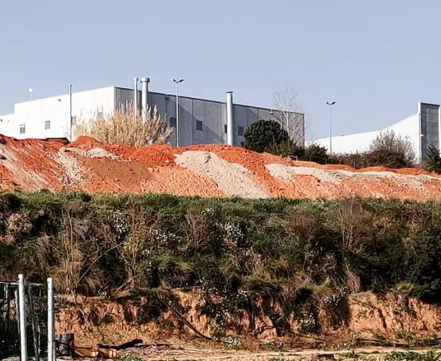 La polèmica per les irregularitats urbanístiques de dues empreses del polígon la Borda arriba al Síndic de Greuges