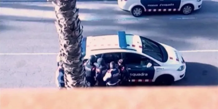 Els Mossos resolen la detenció d'una noia a Salou gràcies a uns amics que alerten dels fets a la comissaria d'Arenys de Mar