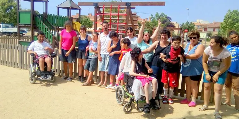 Adiam aconsegueix recollir gairebé 9 tones de taps de plàstic