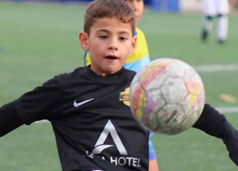 L'Aqua Hotel FC organitza el torneig solidari Bee Cup de Prebenjami, amb el Barça i l'Espanyol entre d'altres clubs
