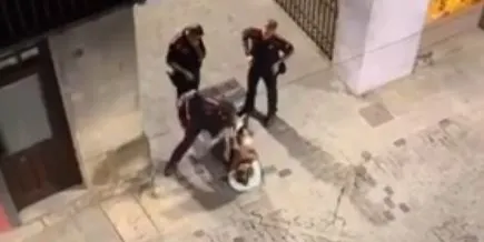 Els Mossos obren investigació arran d'un vídeo on es veu un agent venta una bufetada a un home que cridava a Olot