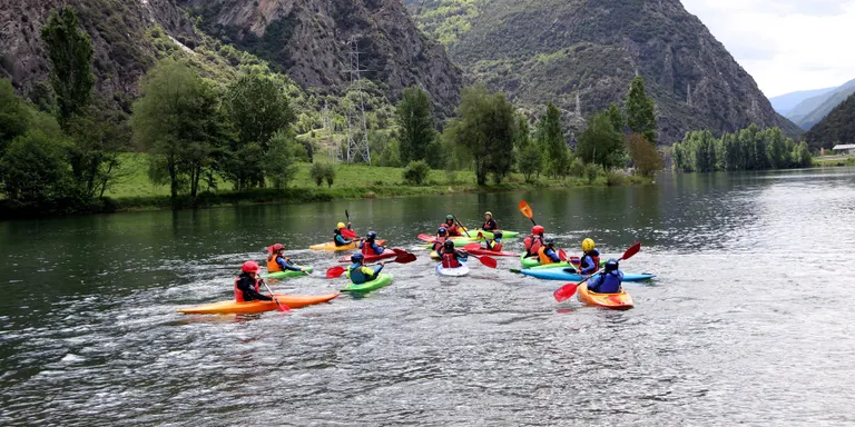 Més de 240 escolars del Pallars Sobirà fan classes gratuïtes de caiac en horari lectiu