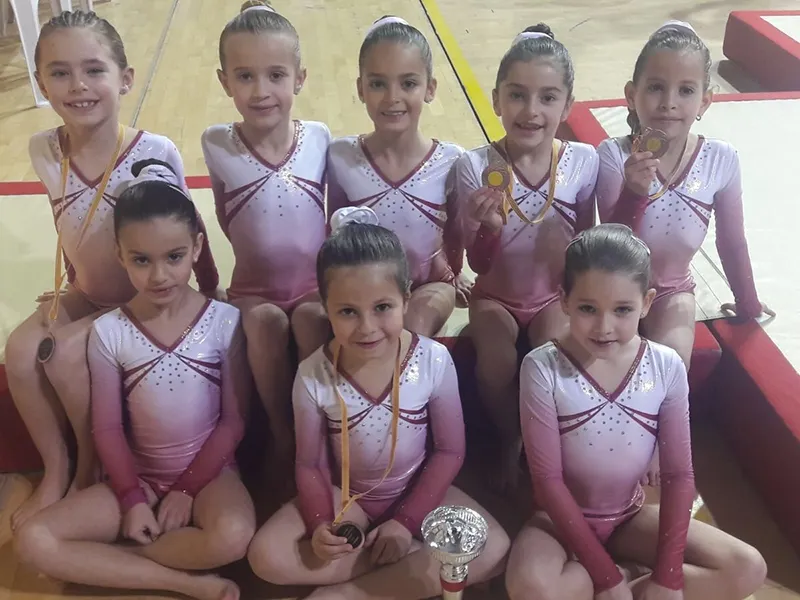 Les noies de B2P amb les medalles / Foto: GAER