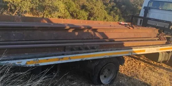 La Policia Local d'Altafulla intercepta el robatori de travesses de ferro de la via del tren a Brises del Mar