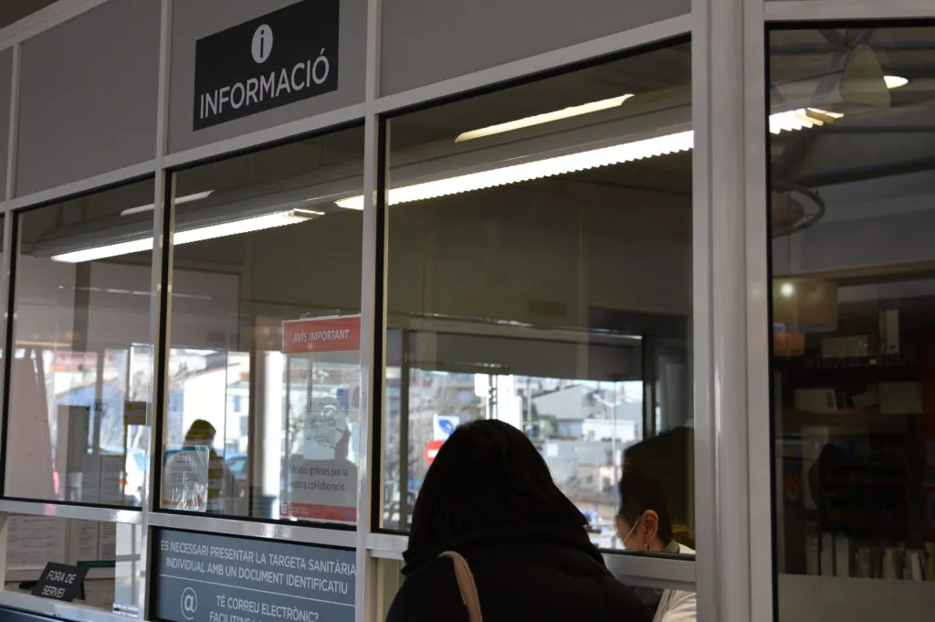 S'habilita un punt de recollida als hospitals perquè els acompanyants que ho necessitin deixin objectes personals als pacients ingressats