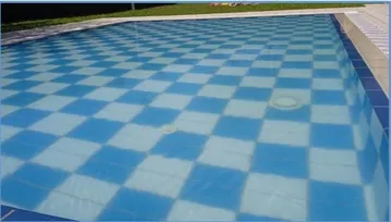 Una bretolada embruta la piscina municipal de Sant Llorenç