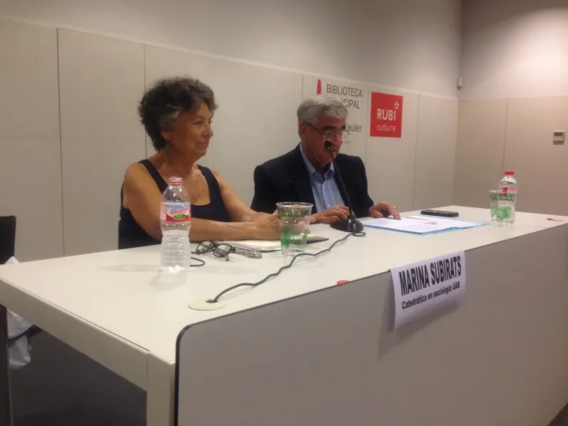 Una trentena de rubinencs, a la conferència sobre el Maig del 68 de la Biblioteca