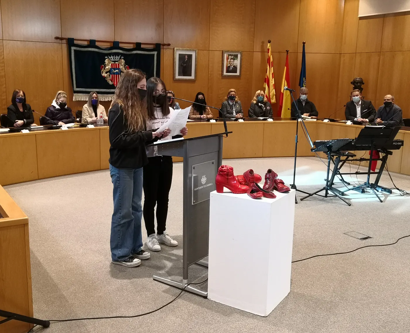 Cambrils commemora el 25-N amb un emotiu acte a la Sala de Plens de l’ajuntament