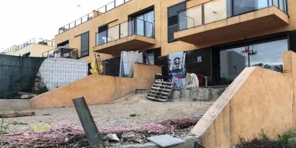 Altafulla allibera les cases del carrer Catúfols dels okupes