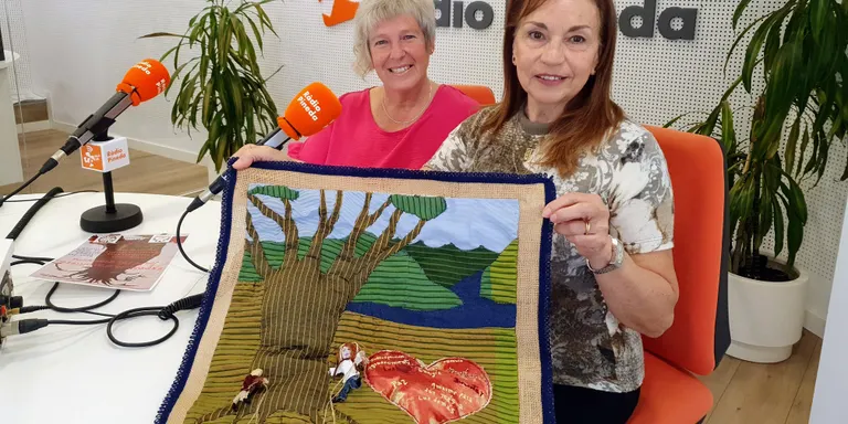 Narratives tèxtils que han cosit homes i dones de Pineda que parlen d'emocions