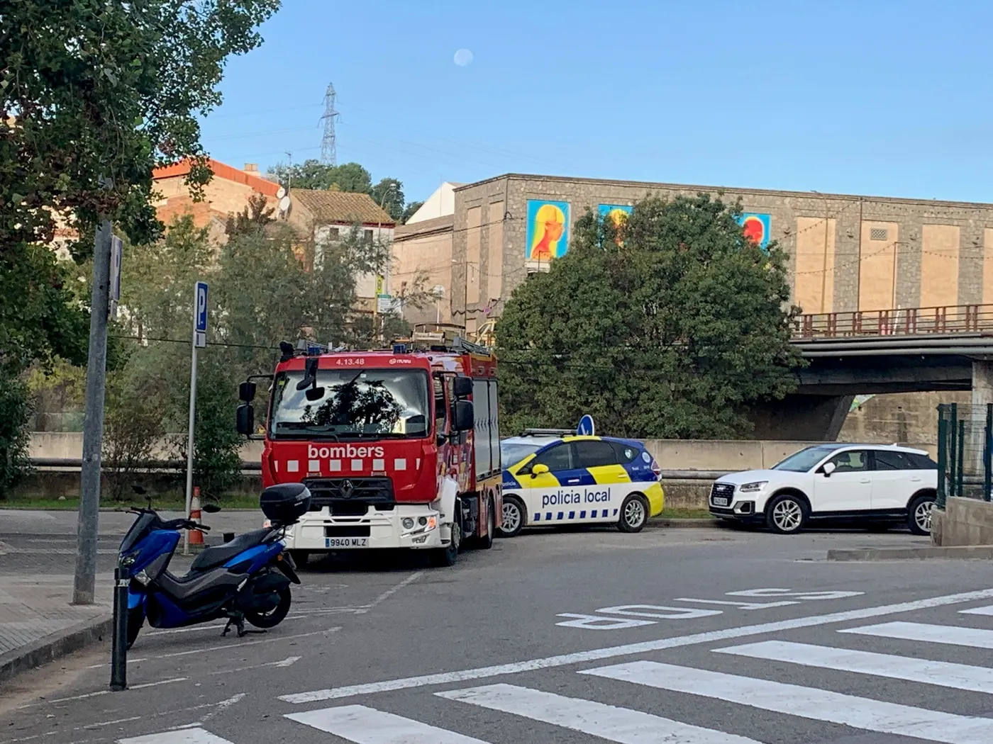 Els Bombers i la Policia Local davant l'edifici del Bullidor