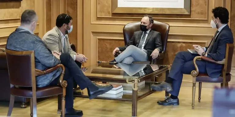 Francesc Viaplana i Xavier Espot tracten la cooperació en salut, economia i infraestructures entre la Seu i Andorra