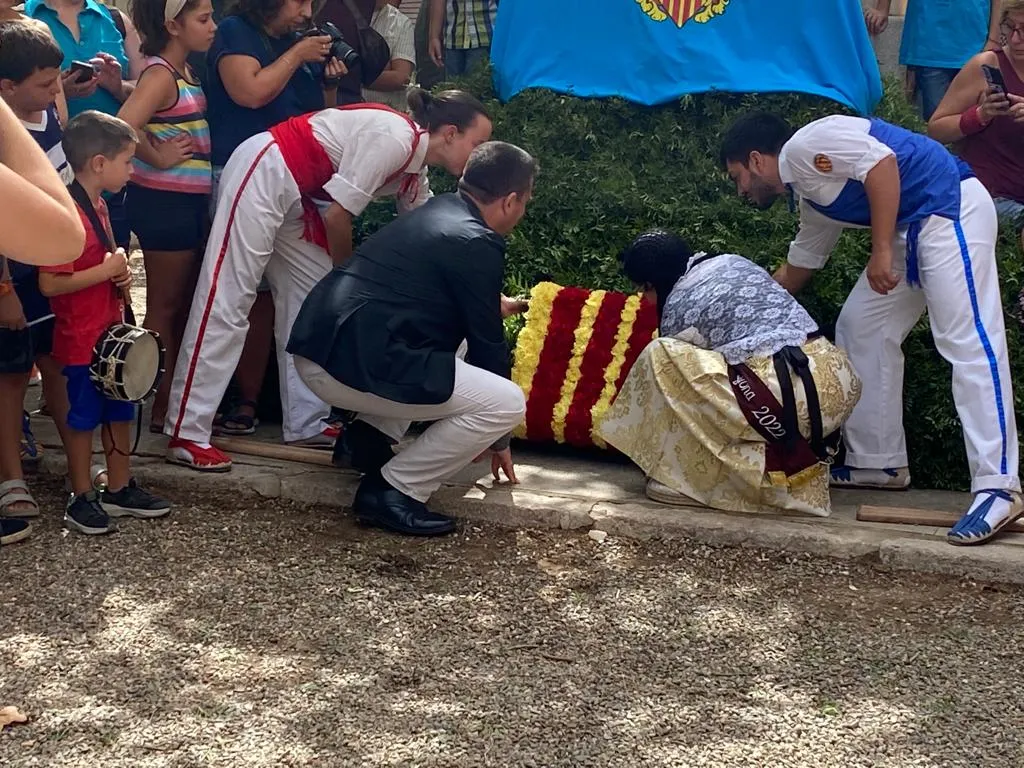 El seguici festiu fa lluir la Festa Major de la Mare de Déu del Camí durant l’anada a Ofici