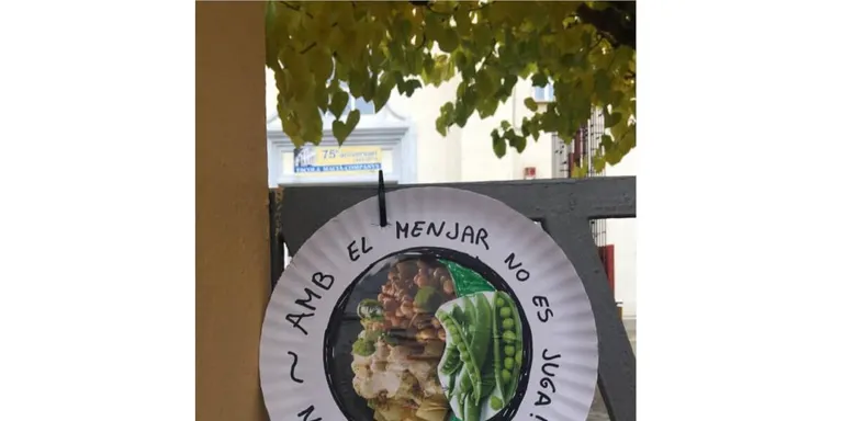 Pengen plats reivindicatius al Macià-Companys per protestat contra el Decret de Menjadors