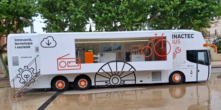 El MNACTECBUS fa parada a Arenys per acostar el coneixement científic i tecnològic a la ciutadania