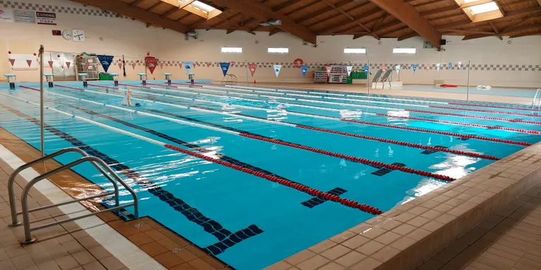 El Cambrils Club Natació celebra les tradicionals jornades 100x100 a la piscina municipal de Cambrils