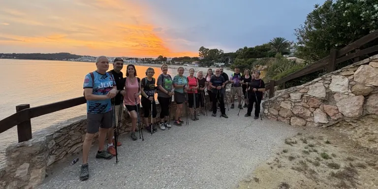 Una quinzena de participants en una marxa nòrdica pel litoral tarragoní