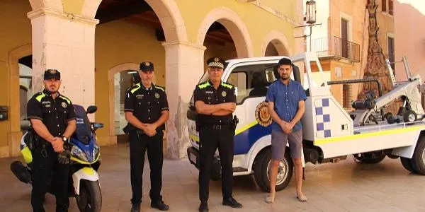 La Policia Local d’Altafulla presenta públicament els agents de reforç d’estiu i la nova grua per retirar vehicles
