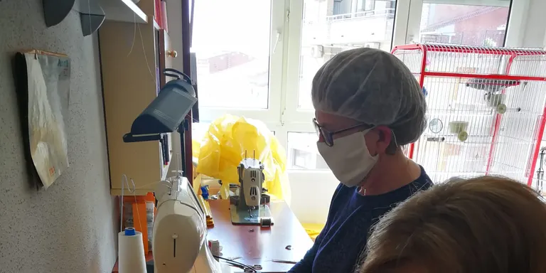 Més de 60 voluntàries i voluntaris d’Alguaire escolten el clam d’Ambulàncies EGARA i cusen milers de bates, mascaretes i davantals sanitaris.