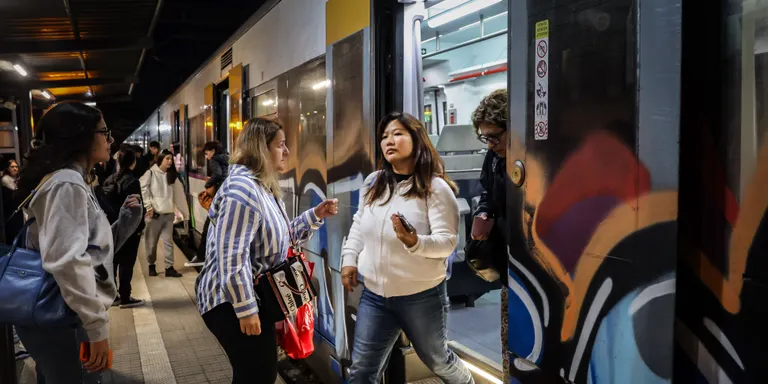 El macrotall de 16 mesos a l’R3 s’estrena amb peticions d’incrementar els busos directes i alguns retards