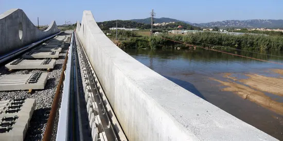 Adif acabarà al novembre el pont de la Tordera i els trens de la R1 hi tornaran a circular a finals d'any