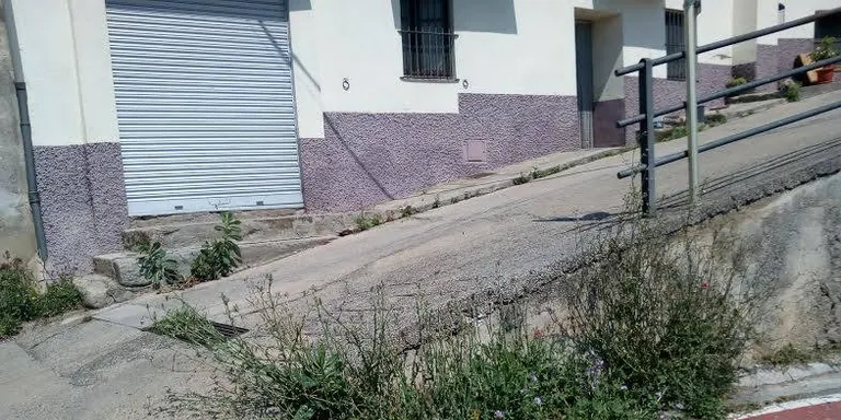 Comença la neteja d'herbes als carrers de Castellciutat