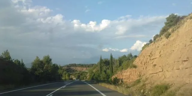 Dos ferits lleus en un accident entre un cotxe i un autocar a la carretera C-14 a Bassella