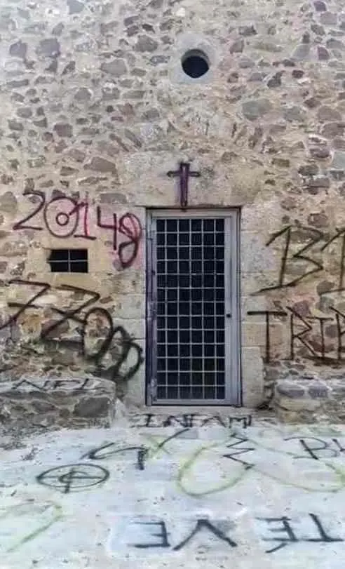 Uns desconeguts malmeten l'Ermita de Sant Andreu que tot just ara està en fase de restauració