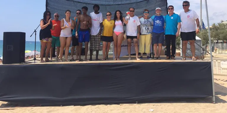 La Regata de Llagut i la Sardinada de l'Associació Marpí omplen d'activitat social i esportiva la platja de Pineda