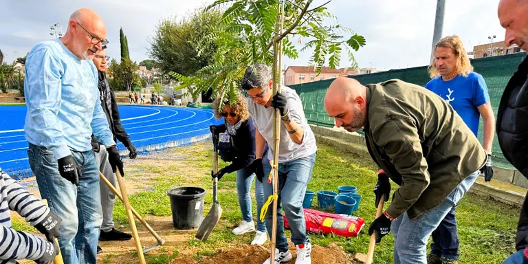 Torredembarra planta un centenar d'exemplars en la Festa de l'Arbre