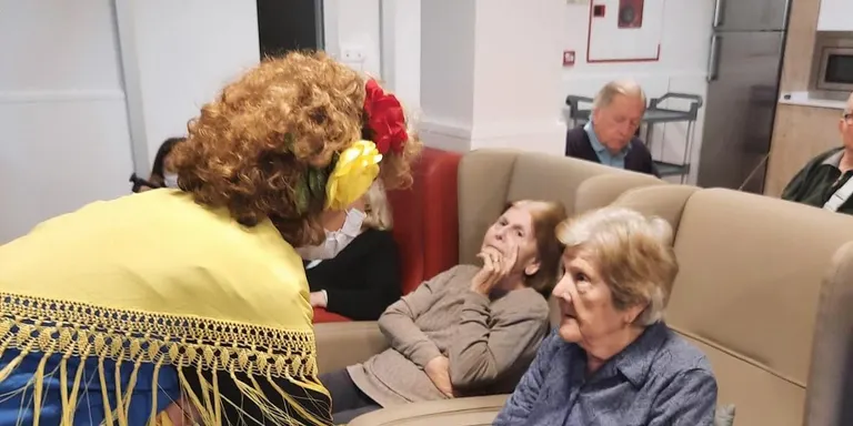 El PrimaverArt entra al Centre de Serveis per inundar-lo de somriures