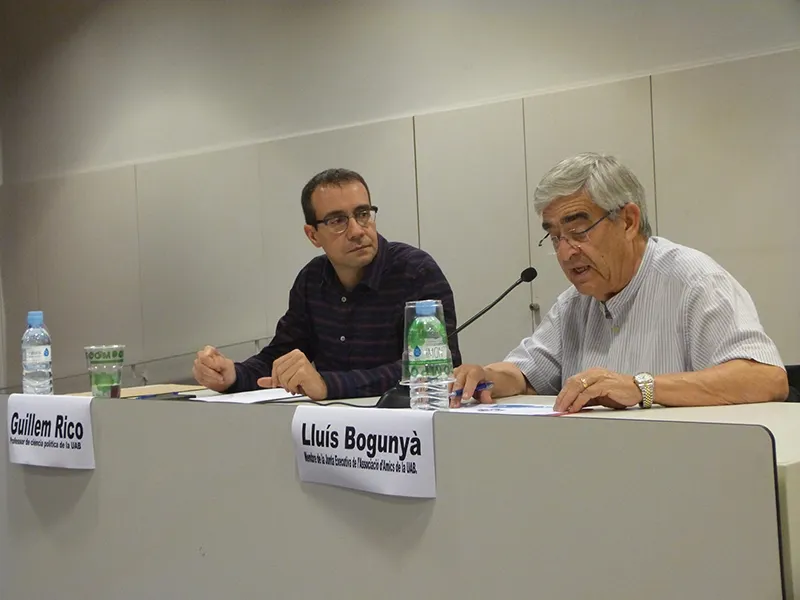Una vintena de rubinencs, a la conferència sobre populismes de la Biblioteca