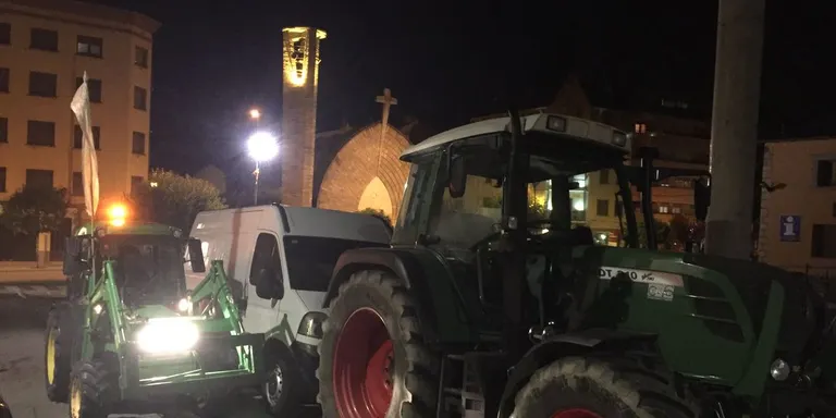Aparquen tractors al voltant dels col·legis electorals a diversos municipis de l'Alt Pirineu
