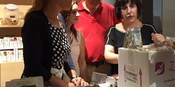 La iniciativa “Aliments Solidaris” ja ha reunit el suport de sis establiments vallencs