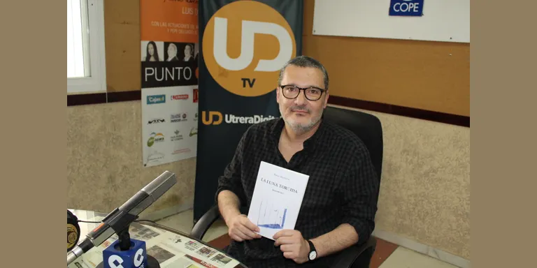 El utrerano Paco Herrera presenta su libro de poemas, «La luna torcida»