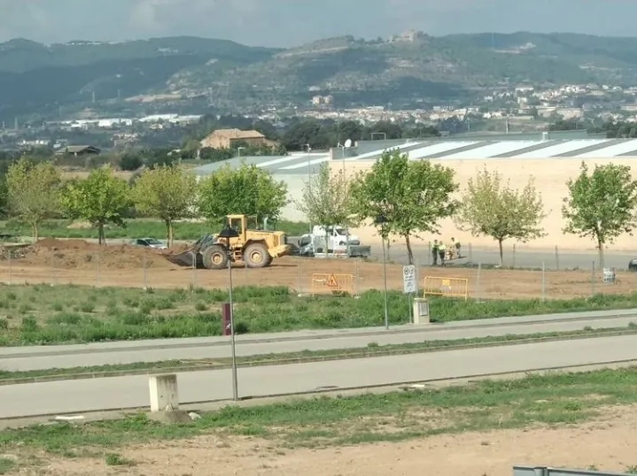 Olius comença les obres de la nova pista poliesportiva coberta: un projecte que s'arrossega des de fa uns mesos