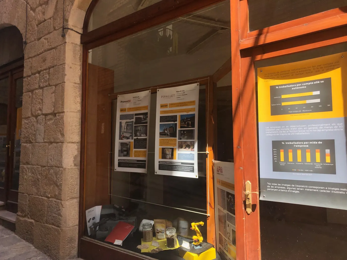 4 locals buits del nucli antic busquen atraure possibles llogaters amb la campanya "Aparadors vius"