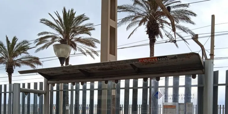 Es netegen les marquesines dels autobusos de papers i grafitis